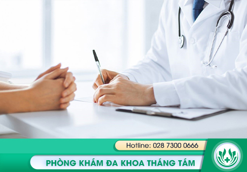 Đến gặp bác sĩ chuyên khoa thăm khám, kiểm tra sớm khi đi cầu ra máu