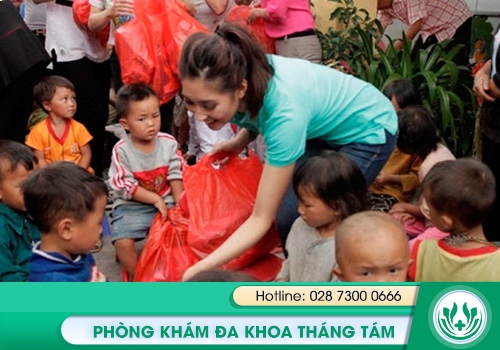Phòng Khám Đa Khoa Tháng Tám phối hợp cùng chính quyền quận 10 tổ chức thăm hỏi gia đình có hoàn cảnh khó khăn